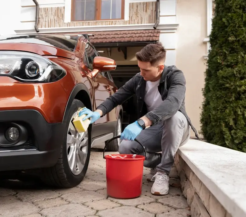 Lavage auto à domicile Arpaillargues-et-Aureillac : professionnel intervenant sur un véhicule